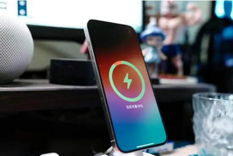 双滦苹果15换屏服务分享用什么充电器给iPhone15充电更好 